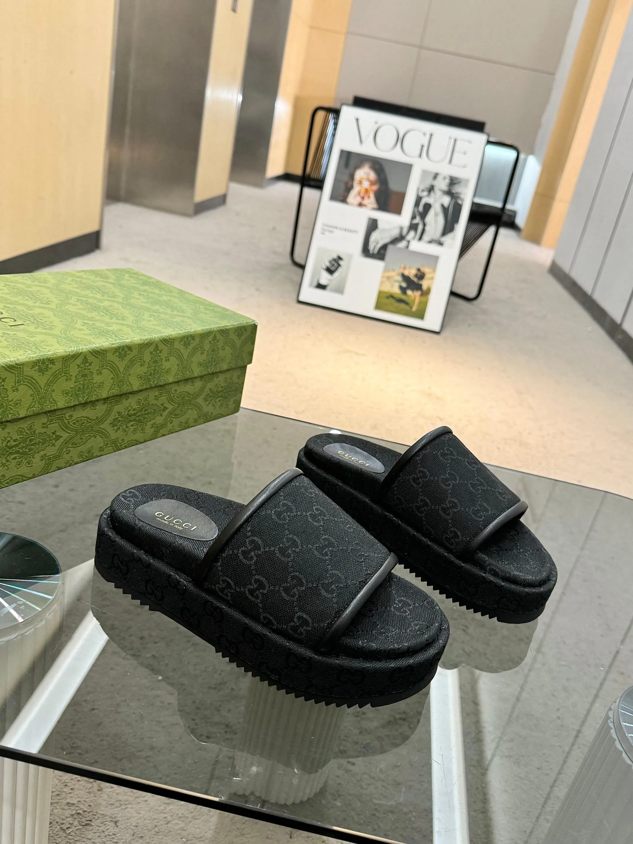 👟👟Ex-factory price 400👟👟 Shipped all year round, Gucci's latest limited edition thick-soled slippers. Top quality for sale. Purchase genuine product for development. The material and workmanship are consistent with the original. Upper: original special printing process. Lining: dyed sheepskin. Outsole: Italian private model outsole. Size: 35-43M standard size. 41, 42, 43 are also customized and cannot be returned. Sole thickness: 5.5cm. Forefoot 4cm.